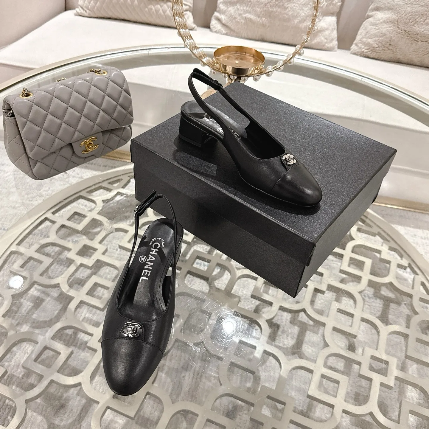 👟👟Ex-factory price 540👟👟 Chanel 𝟐𝟎𝟐𝟓SS spring and summer new double C button Mary Jane 🆕 Xiaoxiang𝐂jia's beautiful Mary Jane sandals are so sweet that they are so beautiful that they have a round square toe design. Cute and cute ~ metal/button logo. The appearance is super online. When you wear it, you will feel like a wealthy daughter. I thought it looked good only when I put it on my feet, I realized how easy it is to wear ~ Upper: Customized lambskin Lining: Sheepskin Outsole: Genuine leather outsole imported from Italy Code number: 35-42 (customized on 40.41.24, non-refundable) Packaging: The latest gift box packaging at the counter